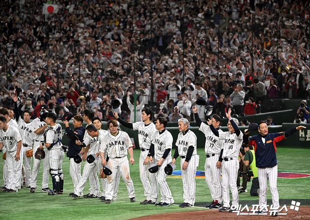 16일 오후 일본 도쿄돔에서 열린 2023 월드베이스볼클래식(WBC) 이탈리아와 일본의 8강전 경기, 일본이 이탈리아에 9:3으로 승리하며 4강에 진출했다. 이날 경기에서 승리한 일본 선수단이 관중들에게 감사 인사를 하고 있다. 엑스포츠뉴스 DB
