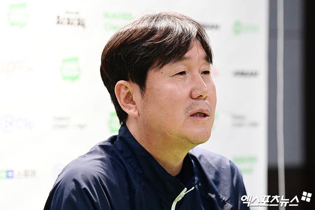 류지현 대한민국 야구 국가대표팀 감독이 9일 서울 고척스카이돔에서 열리는&nbsp;'2025 네이버 K-베이스볼 시리즈(K-BASEBALL SERIES NAVER)' 체코와의 두 번째 평가전에 앞서 류현진의 2026 WBC 최종 엔트리 발탁 가능성을 열어뒀다. 사진 박지영 기자