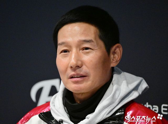 29일 오후 대전 한화생명 볼파크에서 열리는 '2025 신한 SOL Bank KBO 한국시리즈' LG 트윈스와 한화 이글스의 3차전 경기, LG 염경엽 감독이 취재진과 대화를 나누고 있다. 엑스포츠뉴스 DB