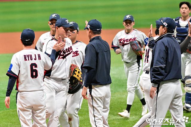 8일 오후 서울 구로구 고척스카이돔에서 열린 '2025 NAVER K-BASEBALL SERIES' 대한민국과 체코의 평가전 경기, 대한민국이 체코에 3:0으로 승리했다. 이날 경기에서 승리한 대한민국 류지현 감독이 선수들과 하이파이브를 하고 있다. 고척, 김한준 기자