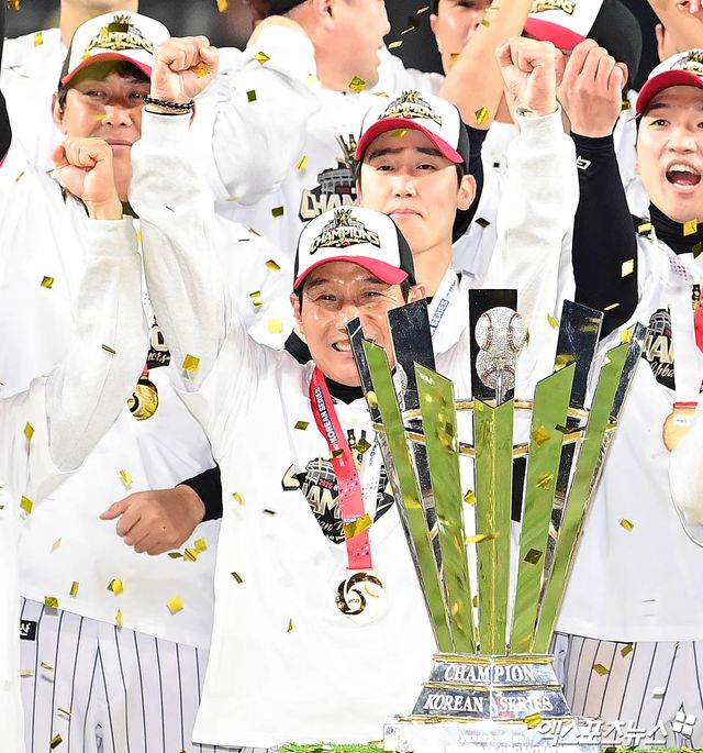 지난달 31일 오후 대전한화생명볼파크에서 열린 '2025 신한 SOL Bank KBO 한국시리즈' LG 트윈스와 한화 이글스의 경기, LG가 선발투수 톨허스트의 7이닝 1실점 완벽투에 힘입어 4:1의 스코어로 승리하며 시리즈 전적 4승1패로 통합우승을 이뤘다. 경기 종료 후 LG 염경엽 감독이 우승 세리머니를 하고 있다. 엑스포츠뉴스 DB