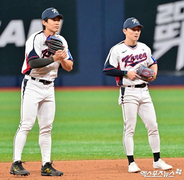 신민재(오른쪽)가 9일 서울 고척스카이돔에서&nbsp;열리는 '2025 네이버 K-베이스볼 시리즈(K-BASEBALL SERIES NAVER)' 체코와 평가전에 1번타자 겸 2루수로 선발출전 한다. 사진 엑스포츠뉴스 DB