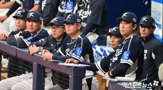 류지현(왼쪽 네 번째) 감독이 이끄는 대한민국 야구 국가대표팀이 9일 서울 고척스카이돔에서 열린&nbsp;'2025 네이버 K-베이스볼 시리즈(K-BASEBALL SERIES NAVER)' 체코와의 두 번째 평가전에서 대승을 거뒀다. 사진 김한준, 박지영 기자