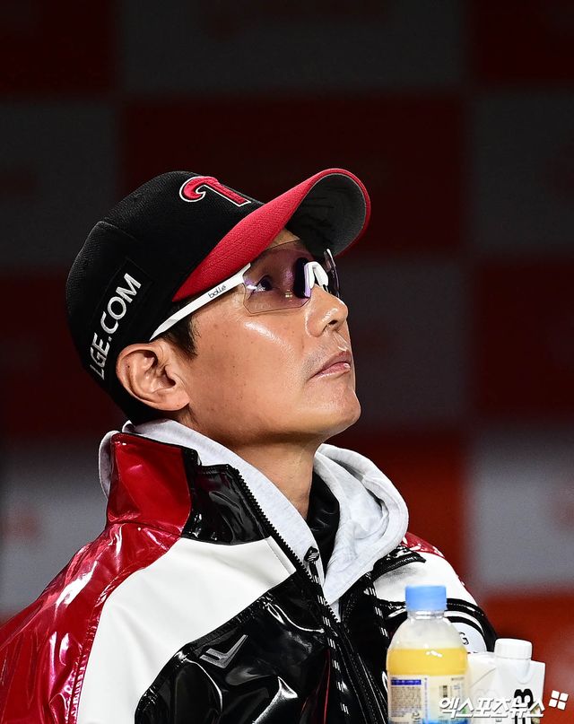 31일 오후 대전한화생명볼파크에서 열린 '2025 신한 SOL Bank KBO 한국시리즈' LG 트윈스와 한화 이글스의 경기, LG 염경엽 감독이 더그아웃서 생각에 잠겨 있다. 엑스포츠뉴스 DB