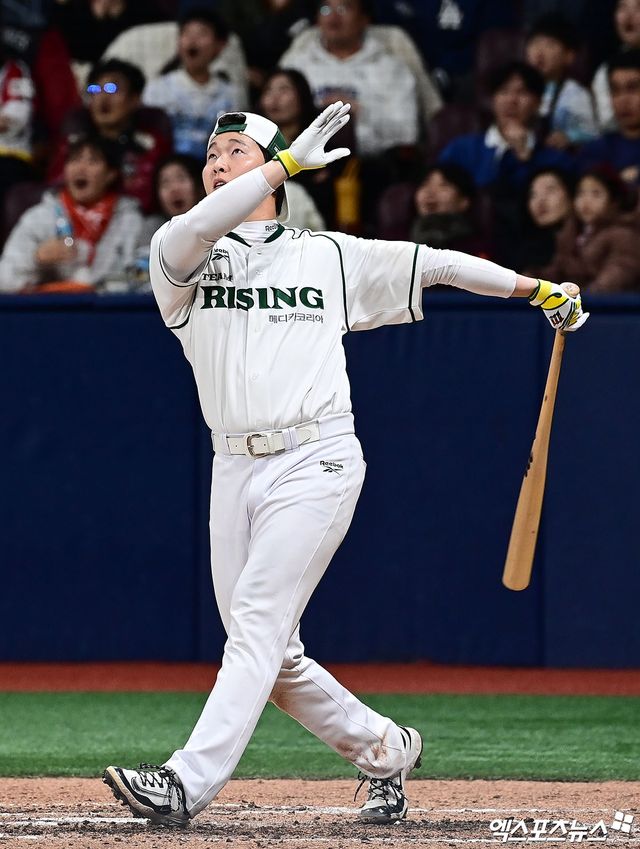 롯데 자이언츠 최준용이 30일 서울 고척스카이돔에서 열린 '더 제너레이션 매치' 홈런더비에서 8개의 홈런을 쏴 올리며 우승을 차지했다. 고척, 박지영 기자