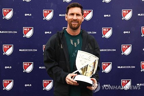축구의 신 리오넬 메시가 2시즌 연속 미국 메이저리그사커(MLS) 최우수 선수로 선정되면서 리그 역사를 새로 썼다.&nbsp;손흥민은 LAFC 입단 후 경기당 1개 이상의 공격 포인트를 올렸기 때문에 전체 일정을 소화하게 되는 다음 시즌에는 메시를 넘고 MLS 시즌 MVP를 수상할 가능성이 충분하다. 연합뉴스