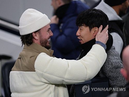 모두가 기다리던 순간이었다. 토트넘 홋스퍼 역대 최고의 레전드 중 한 명으로 꼽히는 손흥민이 토트넘 홋스퍼 스타디움을 방문하자 북런던이 들썩였다. 손흥민의 작별 인사를 보기 위해 토트넘 홋스퍼 스타디움에 모인 팬들은 손흥민을 향해 환호를 보냈다. 사진 연합뉴스