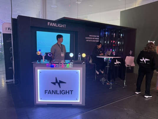 팬라이트가 'LDI 라스베이거스 전시회'에 한국형 응원봉을 출품, 홍보하고 있다.