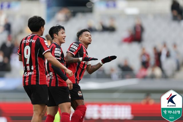 2025시즌을 끝으로 서울과의 계약이 만료되는 린가드의 계약 조건에는 연장 옵션이 포함되어 있었지만, 구단 측에서는 새로운 도전을 원하는 린가드의 의사를 받아들이고 그가 그동안 팀을 위해 헌신했던 점 등을 고려해 린가드의 연장 옵션을 발동시키지 않고 그의 미래를 응원하기로 결정한 것으로 전해졌다. 멜버른 시티전은 그의 FC서울 고별전이다. 사진 한국프로축구연맹