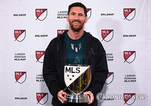 축구의 신 리오넬 메시가 2시즌 연속 미국 메이저리그사커(MLS) 최우수 선수로 선정되면서 리그 역사를 새로 썼다.&nbsp;손흥민은 LAFC 입단 후 경기당 1개 이상의 공격 포인트를 올렸기 때문에 전체 일정을 소화하게 되는 다음 시즌에는 메시를 넘고 MLS 시즌 MVP를 수상할 가능성이 충분하다. 연합뉴스
