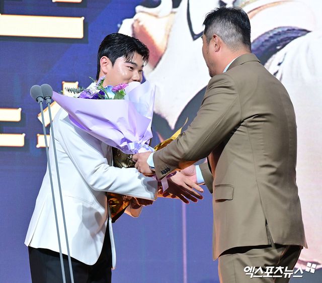 9일 오후 서울 송파구 잠실 롯데호텔 월드에서 열린 2025 신한은행 SOL 뱅크 '2025 KBO 골든글러브' 시상식, NC 김주원이 유격수 부문 골든글러브를 수상했다. 유격수 부문 골든글러브를 수상한 NC 김주원이 이호준 감독에게 축하를 받고 있다. 잠실, 김한준 기자