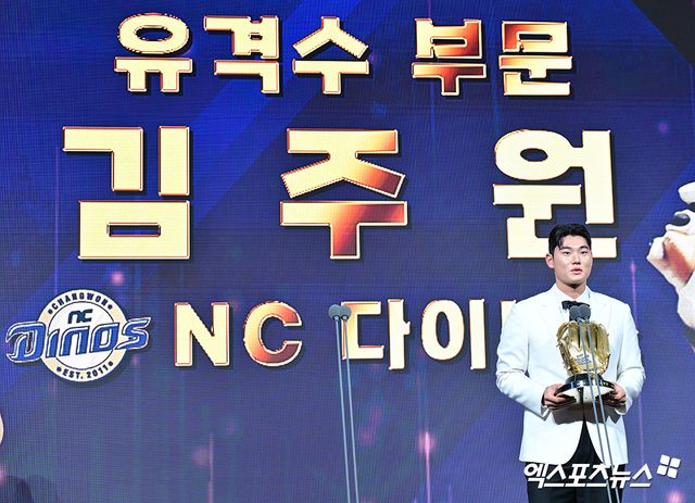 9일 오후 서울 송파구 잠실 롯데호텔 월드에서 열린 2025 신한은행 SOL 뱅크 '2025 KBO 골든글러브' 시상식, NC 김주원이 유격수 부문 골든글러브를 수상했다. 유격수 부문 골든글러브를 수상한 NC 김주원이 소감을 말하고 있다. 잠실, 김한준 기자