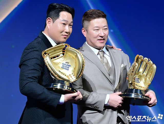 두산 베어스 양의지(왼쪽)와 삼성 라이온즈 최형우가 지난 9일 서울 송파구 롯데호텔 월드 크리스탈 볼룸에서 열린 '2025 신한 SOL뱅크 KBO 골든글러브 시상식'에서 기념 촬영을 하고 있다. 사진 엑스포츠뉴스 DB