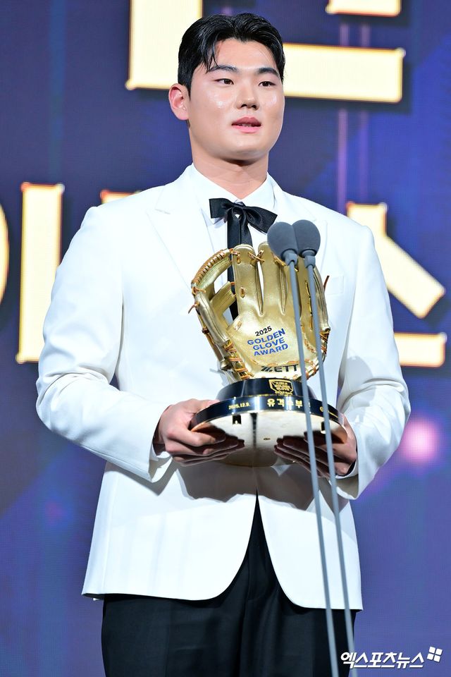 9일 오후 서울 송파구 잠실 롯데호텔 월드에서 열린 2025 신한은행 SOL 뱅크 '2025 KBO 골든글러브' 시상식, NC 김주원이 유격수 부문 골든글러브를 수상했다. 유격수 부문 골든글러브를 수상한 NC 김주원이 소감을 말하고 있다. 잠실, 김한준 기자