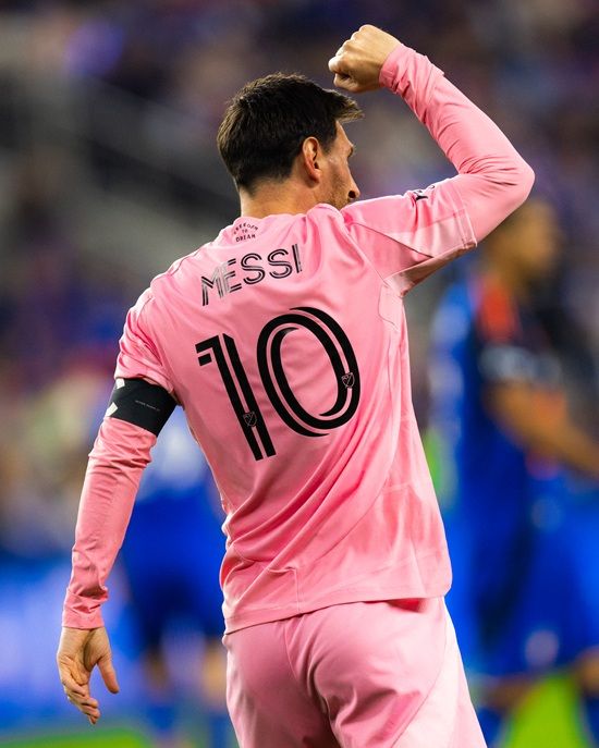 축구의 신 리오넬 메시가 2시즌 연속 미국 메이저리그사커(MLS) 최우수 선수로 선정되면서 리그 역사를 새로 썼다.&nbsp;손흥민은 LAFC 입단 후 경기당 1개 이상의 공격 포인트를 올렸기 때문에 전체 일정을 소화하게 되는 다음 시즌에는 메시를 넘고 MLS 시즌 MVP를 수상할 가능성이 충분하다. MLS