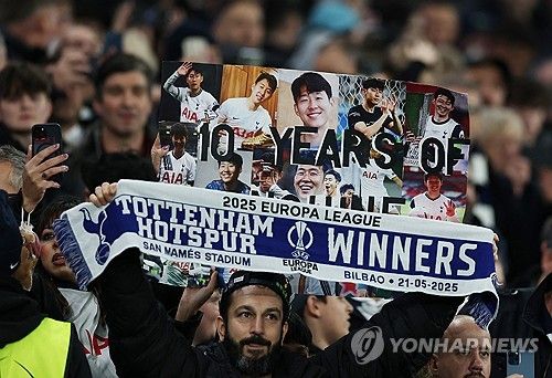 모두가 기다리던 순간이었다. 토트넘 홋스퍼 역대 최고의 레전드 중 한 명으로 꼽히는 손흥민이 토트넘 홋스퍼 스타디움을 방문하자 북런던이 들썩였다. 손흥민의 작별 인사를 보기 위해 토트넘 홋스퍼 스타디움에 모인 팬들은 손흥민을 향해 환호를 보냈다. 사진 연합뉴스