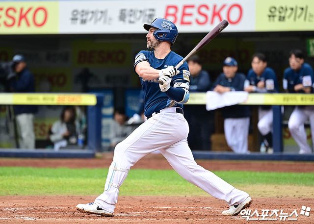 NC 다이노스가 11일 기존 외국인 타자 맷 데이비슨과 외국인 투수 라일리 톰슨과의 2026시즌 재계약을 확정했다. 데이비슨은 1년 총액 130만 달러를 받고 라일리는 1년 총액 125만 달러를 받는다. NC는 같은 날 새 외국인 투수 커티스 테일러 영입과 함께 2026시즌 외국인 선수 구성을 마무리했다. 엑스포츠뉴스 DB