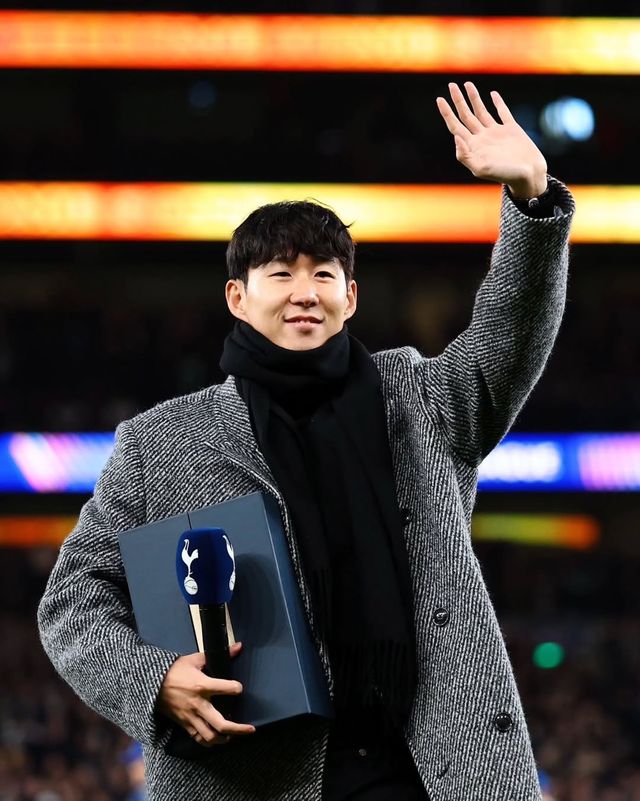 지난 여름 제대로 된 인사도 없이 토트넘 홋스퍼를 떠났던 손흥민이 마침내 집으로 돌아와 팬들 앞에 선 소감을 전했다. 손흥민은 자신의 SNS를 통해 미처 다 하지 못한 속마음을 전하며 다시 만날 날을 기약했다. 손흥민