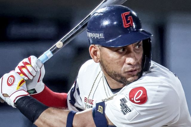 2년 연속 KBO리그 최다 안타 타이틀을 차지한 롯데 자이언츠 외국인 타자 빅터 레이예스가 재계약을 체결, 3년 연속 한국에서 뛰게 됐다. 사진 롯데 자이언츠