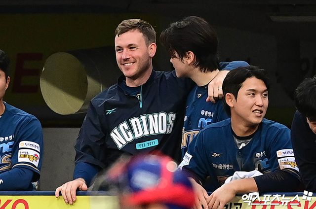 NC 다이노스가 11일 기존 외국인 타자 맷 데이비슨과 외국인 투수 라일리 톰슨과의 2026시즌 재계약을 확정했다. 데이비슨은 1년 총액 130만 달러를 받고 라일리는 1년 총액 125만 달러를 받는다. NC는 같은 날 새 외국인 투수 커티스 테일러 영입과 함께 2026시즌 외국인 선수 구성을 마무리했다. 엑스포츠뉴스 DB