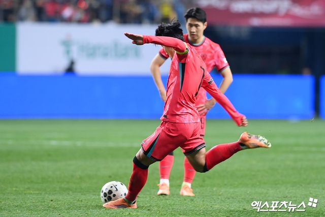 2026 국제축구연맹(FIFA) 북중미 월드컵에서 대한민국이 개최국 멕시코를 제치고 A조 1위를 차지할 것이라는 흥미로운 전망이 제기됐다. 도노반은 멕시코에 세계적인 수준의 선수가 부족한 점을 꼬집으면서 A조의 유력한 1위 후보로 한국을 지목했다. 엑스포츠뉴스DB