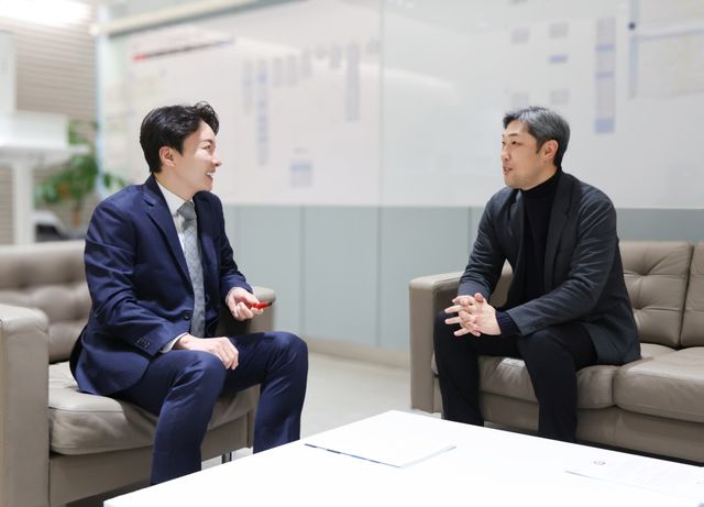 롯데 자이언츠가 12일 보도자료를 통해 일본프로야구(NPB) 한신 타이거즈에서 투수코치로 지냈던 카네무라 코치를 투수 총괄 코디네이터로 영입했다고 알렸다. 1976년생인 카네무라 코치는 NPB 닛폰햄 파이터즈, 한신에서 선수로 활동했으며, 2016~2022시즌, 2024~2025시즌 한신 투수코치로 선수들을 지도했다. 롯데 자이언츠