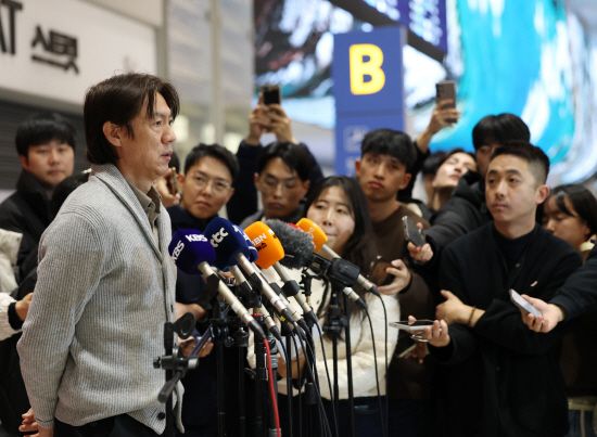 홍명보 대한민국 축구대표팀 감독이 12일 인천국제공항을 통해 귀국한 뒤 인터뷰에 응하고 있다. 연합뉴스