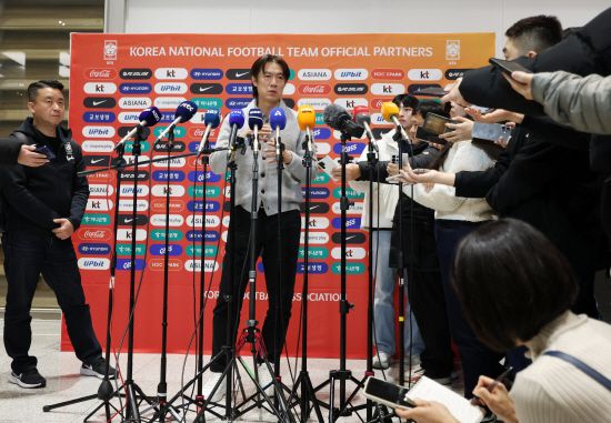 홍명보 대한민국 축구대표팀 감독이 12일 인천국제공항을 통해 귀국한 뒤 인터뷰에 응하고 있다. 연합뉴스