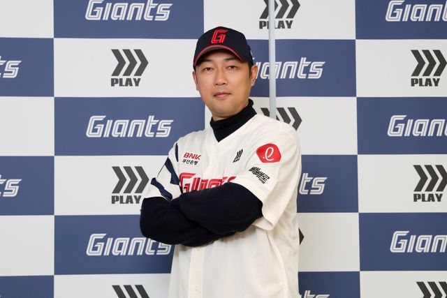 롯데 자이언츠가 12일 보도자료를 통해 일본프로야구(NPB) 한신 타이거즈에서 투수코치로 지냈던 카네무라 코치를 투수 총괄 코디네이터로 영입했다고 알렸다. 1976년생인 카네무라 코치는 NPB 닛폰햄 파이터즈, 한신에서 선수로 활동했으며, 2016~2022시즌, 2024~2025시즌 한신 투수코치로 선수들을 지도했다. 롯데 자이언츠