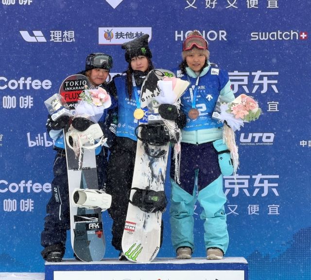 한국의 '스노보드 유망주' 최가온(세화여고)이 국제스키연맹(FIS) 스노보드 월드컵 여자 하프파이프 대회에서 금메달을 목에 걸었다. 10명 중 최하위인 10위로 2차 시기를 시작했던 최가온은 2차 시기에서 92.75점의 고득점을 따내면서 단숨에 1위로 올라섰고, 구도 리세(일본)를 따돌리며 금메달을 획득했다. 2008년생 최가온이 FIS 월드컵에서 정상에 오른 것은 지난 2013년 12월 미국 대회 이후 이번이 두 번째다. 사진 대한스키·스노보드협회