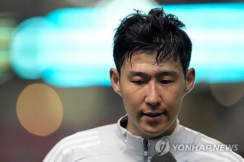 손흥민의 몸값이 10년 만에 최저점을 기록했다. 이적시장 전문 매체 '트랜스퍼마크트'에 따르면 손흥민의 현재 시장가치는 1700만 유로(약 294억원)로, 손흥민의 몸값은 이전보다 300만 유로(약 52억원) 떨어졌다. 이는 손흥민이 독일 분데스리가의 바이엘 레버쿠젠에서 활약하던 2015년 6월 이후 가장 낮은 액수다. 손흥민이 토트넘 홋스퍼를 떠나기 전까지 그의 몸값은 2000만 유로(약 346억원)였다. 사진 연합뉴스