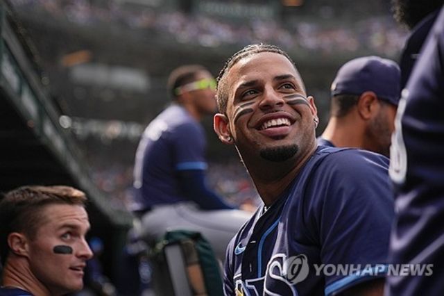 빅리그에서 통산 74홈런을 기록한 유틸리티 야수 크리스토퍼 모렐이 13일 마이애미 말린스와 1년 계약에 합의했다. 모렐은 빅리그 데뷔 시즌인 2022시즌부터 2025시즌까지 매 시즌 두 자릿수 홈런을 달성했으나 삼진 비율이 높다는 평가를 받았다. KBO리그와 NPB 팀들의 관심도 받았지만, 빅리그 생활을 계속 이어가기로 했다. AP 연합뉴스