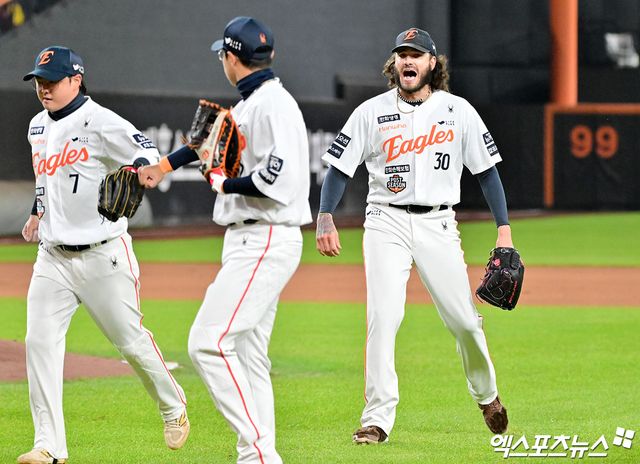 미국 야구통계사이트 팬그래프닷컴이 토론토 블루제이스 투수 코디 폰세가 2026시즌 40경기(선발 24경기) 155이닝 9승 9패 평균자책점 4.00의 성적을 기록할 것으로 내다봤다. 폰세는 2020~2021시즌 빅리그 통산 20경기(선발 5경기) 55⅓이닝 1승 7패 평균자책점 5.86을 올렸다. 엑스포츠뉴스 DB