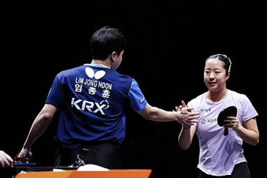 임종훈-신유빈 조가 세계 1위 린스둥-콰이만 조를 13일 3-1로 완파하자 중국 포털 넷이즈는 '세계 1위 조합이 와르르 무너졌다. 린스둥-콰이만 조는 첫 게임을 따내고는 경기 리듬을 완전히 잃었다. 특히 3게임 2-11은 중국 탁구에서 보기 드문 참패였다'고 질타했다. 중국의 다른 포털 소후닷컴은 '2게임에서 한국은 작전 타임이 아니라 마법을 부렸다. 린스둥-콰이만 조는 조별리그에서도 왕추친-쑨잉사 조에 0-3으로 지더니 이번 대회 중국 선수로는 처음으로 다른 나라 선수에 패하는 일을 겪었다'고 분석했다. 임종훈-신유빈 조는 같은 날 오후 10시 결승에 올라 한국 탁구사 첫 그랜드 파이널스 우승에 도전한다. 임종훈-신유빈 조의 결승 상대는 역시 중국의 왕추친-쑨잉사 조로 결정됐다. 