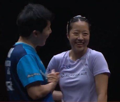 임종훈-신유빈 조가 세계 1위 린스둥-콰이만 조를 13일 3-1로 완파하자 중국 포털 넷이즈는 '세계 1위 조합이 와르르 무너졌다. 린스둥-콰이만 조는 첫 게임을 따내고는 경기 리듬을 완전히 잃었다. 특히 3게임 2-11은 중국 탁구에서 보기 드문 참패였다'고 질타했다. 중국의 다른 포털 소후닷컴은 '2게임에서 한국은 작전 타임이 아니라 마법을 부렸다. 린스둥-콰이만 조는 조별리그에서도 왕추친-쑨잉사 조에 0-3으로 지더니 이번 대회 중국 선수로는 처음으로 다른 나라 선수에 패하는 일을 겪었다'고 분석했다. WTT SNS 하이라이트 캡처