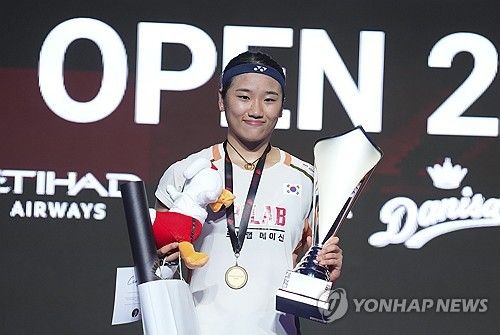세계배드민턴연맹(BWF) 2025 월드투어 파이널이 17일부터 중국 항저우에서 열리는 가운데 안세영은 A조에 속해 야마구치 아카네, 푸트리 쿠수마 와르다니, 미야자키 도모카와 조별리그를 치른다. 2년 전부터 월드투어 파이널은 항저우에서 개최되고 있는데 안세영은 국제대회 화려한 성적에도 불구하고 2년 준결승에서 탈락했다. 2023년엔 조별리그에서 당시 세계 1위 타이쯔잉을 이겼으나 준결승에서 바로 만나 패했다. 지난해엔 파리 올림픽 뒤 컨디션이 정상이 아닌 상태에서 왕즈이에게 준결승에서 졌다. 이번엔 10차례 우승 등으로 컨디션이 좋은 만큼 2021년 이후 4년 만의 우승이 기대된다. 연합뉴스