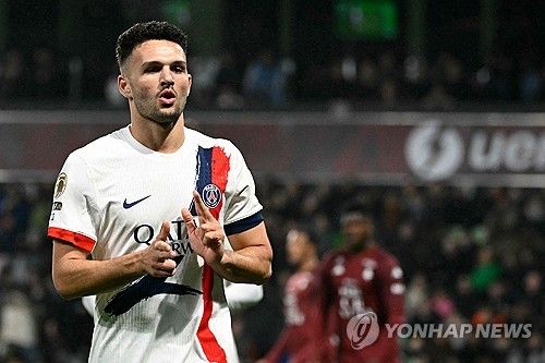 리그 꼴찌를 상대로 선발 출전한 이강인이 택배 크로스로 시즌 3호 도움을 기록하며 소속팀 파리 생제르맹(PSG)의 승리를 이끌었다.&nbsp;곤살루 하무스의 선제골, 캉탱 은장투의 추가골로 앞서간 PSG는 후반 42분 추격골을 내줬다. 후반 18분 데지레 두에의 쐐기골로 앞서갔으나 후반 막바지 재차 실점했다. 이겼지만 개운치 못한 승리였다. 연합뉴스