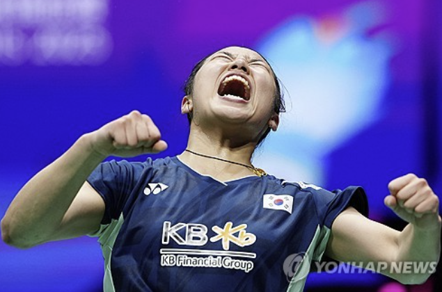 세계배드민턴연맹(BWF) 2025 월드투어 파이널이 17일부터 중국 항저우에서 열리는 가운데 안세영은 A조에 속해 야마구치 아카네, 푸트리 쿠수마 와르다니, 미야자키 도모카와 조별리그를 치른다. 2년 전부터 월드투어 파이널은 항저우에서 개최되고 있는데 안세영은 국제대회 화려한 성적에도 불구하고 2년 준결승에서 탈락했다. 2023년엔 조별리그에서 당시 세계 1위 타이쯔잉을 이겼으나 준결승에서 바로 만나 패했다. 지난해엔 파리 올림픽 뒤 컨디션이 정상이 아닌 상태에서 왕즈이에게 준결승에서 졌다. 이번엔 10차례 우승 등으로 컨디션이 좋은 만큼 2021년 이후 4년 만의 우승이 기대된다. 연합뉴스