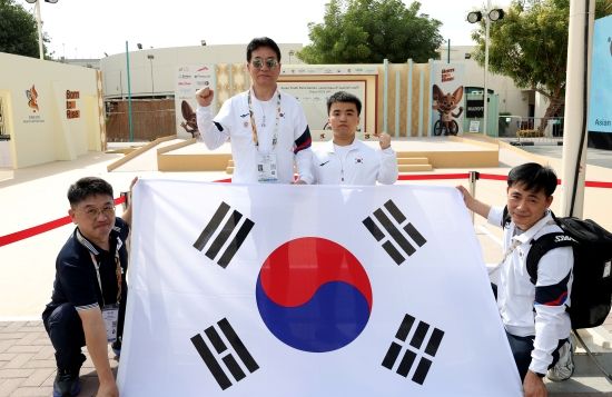 두바이 장애인스포츠클럽에서 열린 2025 두바이 장애인아시아청소년경기대회 역도 파워리프팅 -59kg 뉴제너레이션 시상식에서 차우규 선수단장(왼쪽)과 박종선(오른쪽)이 기념촬영하고 있다.