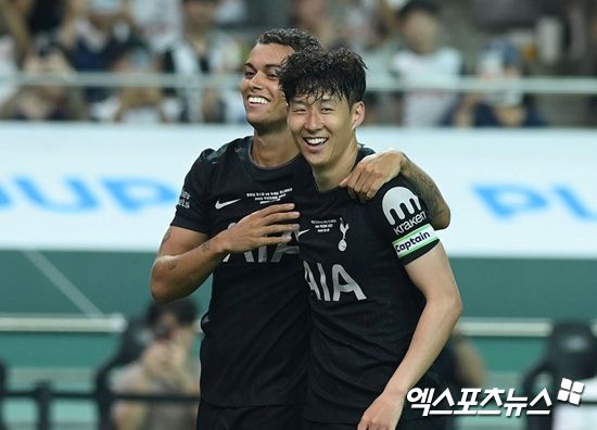 손흥민에게 커리어 첫 우승 트로피를 안겨줬던 브레넌 존슨이 방출 명단에 이름을 올리는 신세가 됐다. 오는 1월 이적시장을 통해 크리스털 팰리스로 향할 가능성이 제기되고 있다. 팰리스는 발목 부상으로 전력에서 이탈한 사르가 내달 아프리카 네이션스컵까지지 참가하게 되면서 전력에 공백이 생긴 상태다. 엑스포츠뉴스DB