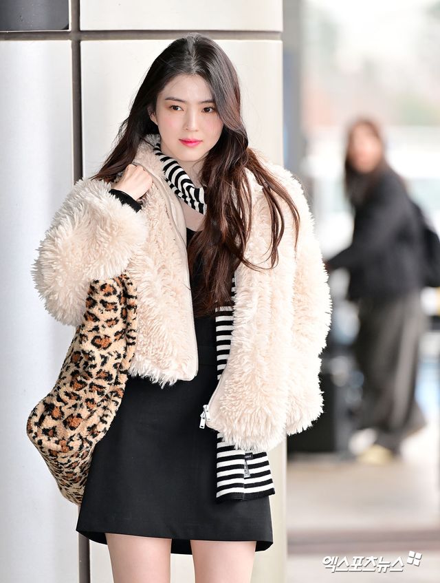 배우 한소희가 출국하고 있다.
