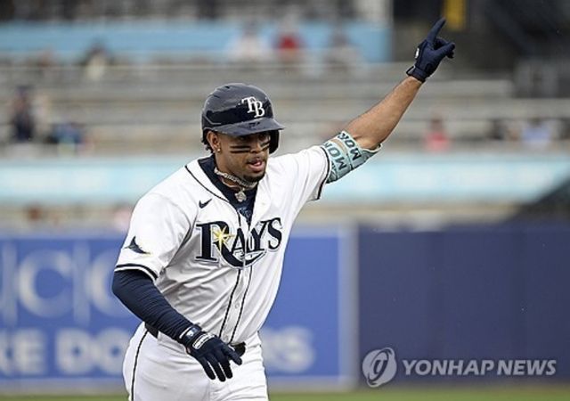 빅리그에서 통산 74홈런을 기록한 유틸리티 야수 크리스토퍼 모렐이 13일 마이애미 말린스와 1년 계약에 합의했다. 모렐은 빅리그 데뷔 시즌인 2022시즌부터 2025시즌까지 매 시즌 두 자릿수 홈런을 달성했으나 삼진 비율이 높다는 평가를 받았다. KBO리그와 NPB 팀들의 관심도 받았지만, 빅리그 생활을 계속 이어가기로 했다. AP 연합뉴스