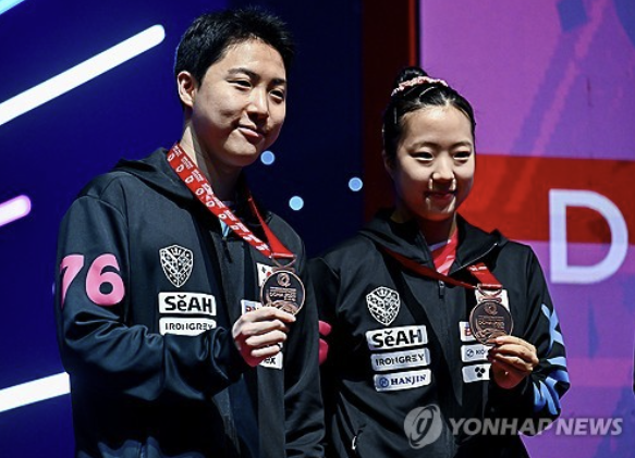 임종훈-신유빈 조가 세계 1위 린스둥-콰이만 조를 13일 3-1로 완파하자 중국 포털 넷이즈는 '세계 1위 조합이 와르르 무너졌다. 린스둥-콰이만 조는 첫 게임을 따내고는 경기 리듬을 완전히 잃었다. 특히 3게임 2-11은 중국 탁구에서 보기 드문 참패였다'고 질타했다. 중국의 다른 포털 소후닷컴은 '2게임에서 한국은 작전 타임이 아니라 마법을 부렸다. 린스둥-콰이만 조는 조별리그에서도 왕추친-쑨잉사 조에 0-3으로 지더니 이번 대회 중국 선수로는 처음으로 다른 나라 선수에 패하는 일을 겪었다'고 분석했다. 연합뉴스