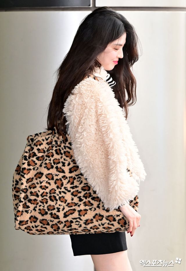 배우 한소희가 출국하고 있다.