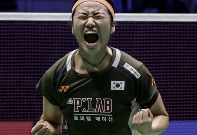 세계배드민턴연맹(BWF) 2025 월드투어 파이널이 17일부터 중국 항저우에서 열리는 가운데 안세영은 A조에 속해 야마구치 아카네, 푸트리 쿠수마 와르다니, 미야자키 도모카와 조별리그를 치른다. 2년 전부터 월드투어 파이널은 항저우에서 개최되고 있는데 안세영은 국제대회 화려한 성적에도 불구하고 2년 준결승에서 탈락했다. 2023년엔 조별리그에서 당시 세계 1위 타이쯔잉을 이겼으나 준결승에서 바로 만나 패했다. 지난해엔 파리 올림픽 뒤 컨디션이 정상이 아닌 상태에서 왕즈이에게 준결승에서 졌다. 이번엔 10차례 우승 등으로 컨디션이 좋은 만큼 2021년 이후 4년 만의 우승이 기대된다. 연합뉴스