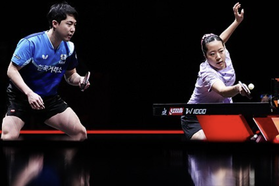 임종훈-신유빈 조가 세계 1위 린스둥-콰이만 조를 13일 3-1로 완파하자 중국 포털 넷이즈는 '세계 1위 조합이 와르르 무너졌다. 린스둥-콰이만 조는 첫 게임을 따내고는 경기 리듬을 완전히 잃었다. 특히 3게임 2-11은 중국 탁구에서 보기 드문 참패였다'고 질타했다. 중국의 다른 포털 소후닷컴은 '2게임에서 한국은 작전 타임이 아니라 마법을 부렸다. 린스둥-콰이만 조는 조별리그에서도 왕추친-쑨잉사 조에 0-3으로 지더니 이번 대회 중국 선수로는 처음으로 다른 나라 선수에 패하는 일을 겪었다'고 분석했다. 임종훈-신유빈 조는 같은 날 오후 10시 결승에 올라 한국 탁구사 첫 그랜드 파이널스 우승에 도전한다. 임종훈-신유빈 조의 결승 상대는 역시 중국의 왕추친-쑨잉사 조로 결정됐다. 