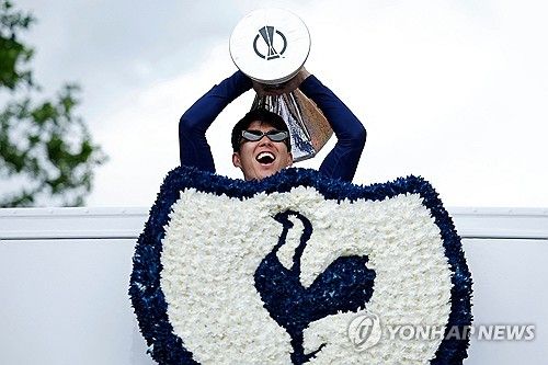 손흥민에게 커리어 첫 우승 트로피를 안겨줬던 브레넌 존슨이 방출 명단에 이름을 올리는 신세가 됐다. 오는 1월 이적시장을 통해 크리스털 팰리스로 향할 가능성이 제기되고 있다. 팰리스는 발목 부상으로 전력에서 이탈한 사르가 내달 아프리카 네이션스컵까지지 참가하게 되면서 전력에 공백이 생긴 상태다. 연합뉴스