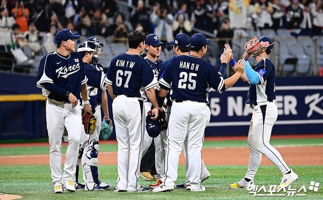 9일 오후 서울 구로구 고척스카이돔에서 열린 '2025 NAVER K-BASEBALL SERIES' 대한민국과 체코의 야구 국가대표팀 평가전 경기, 대한민국이 타선의 고른 활약에 힘입어 11:1의 스코어로 승리했다. 경기 종료 후 한국 선수들이 승리의 기쁨을 나누고 있다. 엑스포츠뉴스 DB