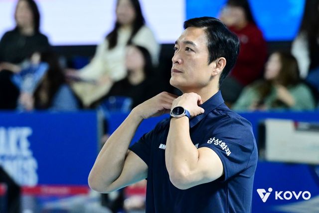 14일 오후 대전 충무체육관에서 열린 '진에어 2025-2026 V-리그' 남자부 3라운드 삼성화재와 우리카드의 경기, 김상우 삼성화재 감독이 경기를 지켜보고 있다. KOVO