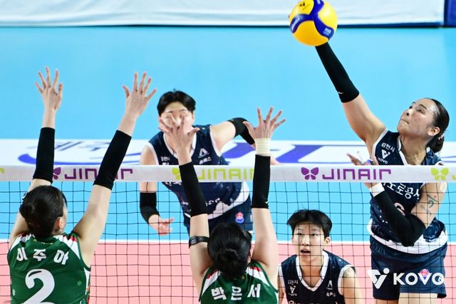 14일 오후 김천실내체육관에서 열린 '진에어 2025-2026 V-리그' 여자부 3라운드 한국도로공사와 IBK기업은행의 경기, 김종민 도로공사 감독이 선수들에게 작전을 지시하고 있다. KOVO